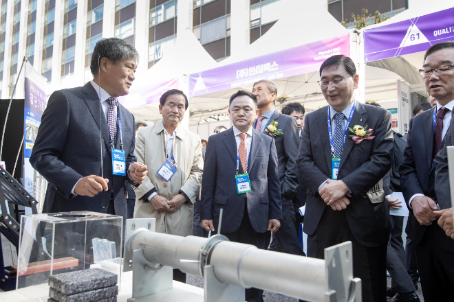 현대건설은 24일 서울 종로구 계동에 위치한 본사 사옥에서 대표이사 윤영준 사장, 동반성장위원회 이달곤 위원장, 대한건설단체총연합회 한승구 회장 등 건설업계 주요 인사들이 참석한 가운데 ‘현대건설 기술엑스포 2024’ 개막식을 갖고 공식 일정을 시작했다고 밝혔다. 사진은 현대건설 윤영준 사장과 업계 관계자들이 행사 전시 부스를 둘러보고 있는 모습. (사진 = 현대건설 제공)