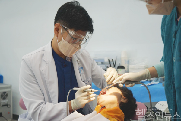 조정환 서울대치과병원 구강내과 교수의 진료 모습 (서울대치과병원 제공)