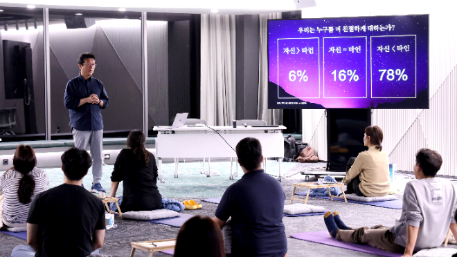 현대그룹은 최근 임직원 대상 사내 명상 프로그램을 개설해 높은 관심과 호응을 얻었다고 24일 밝혔다.  사진은 사내 명상 프로그램에 참여 중인 현대그룹 임직원들. (사진 = 현대건설 제공)