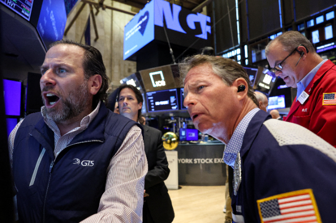 뉴욕증권거래소(NYSE)에서 트레이더들이 일하는 모습. 사진=연합뉴스