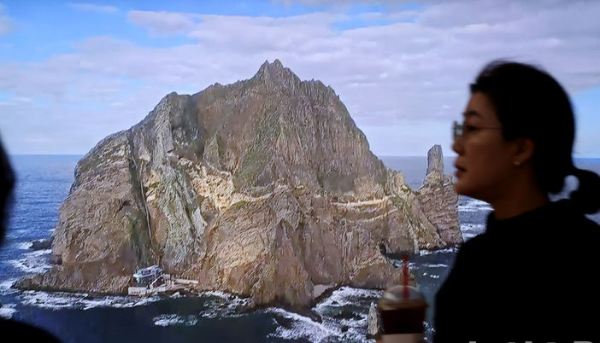 독도의 날(25일)을 앞둔 24일 서울 종로구 정부서울청사에 실시간 독도 영상이 보여지고 있다. 독도의 날(25일)은 대한제국 고종이 1900년 10월 25일 대한제국칙령 제 41호를 통해 대한제국에 독도 관할권이 있음을 알린 날로, 이를 기념하기 위해 2000년부터 10월 25일을 독도의 날로 지정했다.