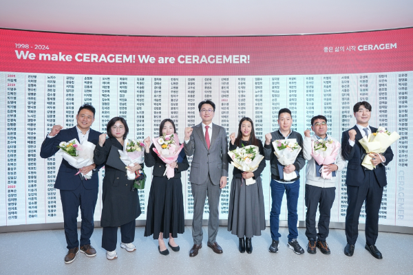 세라젬, 창립 26주년 기념식(장기근속자와 기념사진)