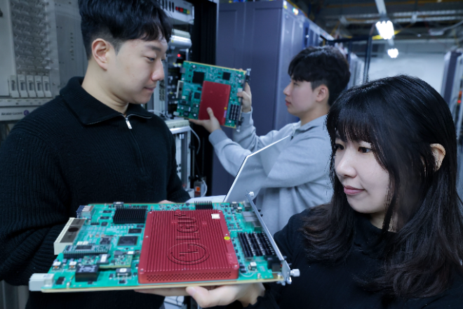 LG유플러스는 양자내성암호(PQC, Post-Quantum Cryp-tography)가 적용된 300G급 기업전용회선 장비를 개발해 광전송장비(Q-ROADM) 등과 함께 다양한 유무선 통신환경에 ‘End-to-End 다계층 양자보안’ 서비스를 제공할 준비를 마쳤다. 사진은 LG유플러스 직원들이 기업전용회선 전송망을 구성하는 PTN(Packet Transport Network, 패킷 전송 네트워크) 암호카드를 살펴보고 있는 모습. ⓒLG유플러스