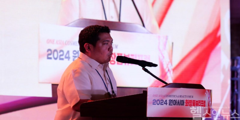 2024 원아시아 화장품뷰티포럼에서 사무엘 A. 자카테(Dr. Samuel A. Zacate) 필리핀 식약청장이 축사를 하고 있다.(식품의약품안전처 제공)