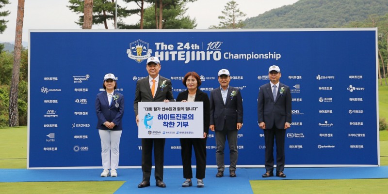지난 6일 ‘제24회 하이트진로 챔피언십’ 대회 종료 후 김인규 하이트진로 대표이사(왼쪽)와 정미숙 해뜨는집 대표(오른쪽)가 참석한 가운데 기부금 전달식을 가졌다.