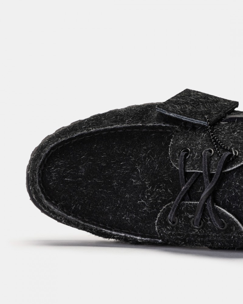 헤어리 스웨이드 소재의 질감이 돋보인다. (스컬프스토어 제공)