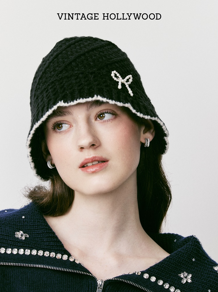 버킷햇에 진주 리본 브로치가 포함돼 러블리함을 더한다. (빈티지헐리우드 제공)