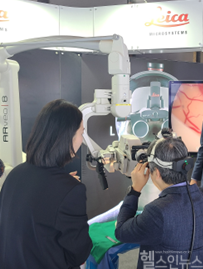 전시부스에서 영상이미지 Myveo를 직접 체험하는 모습 (라이카 마이크로시스템즈 제공)
