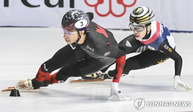 빈틈 노리는 박지원(오른쪽)