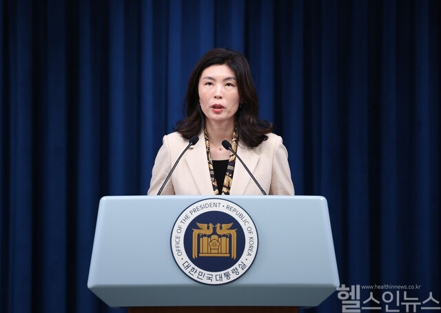 유혜미 대통령실 저출생대응수석이 27일 서울 용산 대통령실 청사에서 최근 출산율 및 저출생 대응 정책에 관해 현안 브리핑을 하고 있다. (연합뉴스 제공)