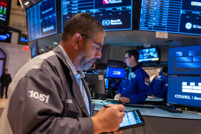 뉴욕증권거래소(NYSE)에서 일하는 트레이더들의 모습. 사진=연합뉴스