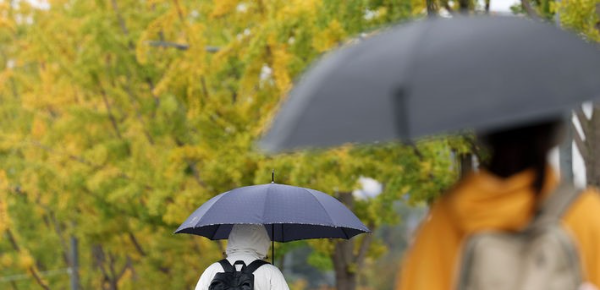 가을비가 내리는 22일 서울 서대문구 연세대학교에서 학생들이 우산을 쓰고 발걸음을 재촉하고 있다.