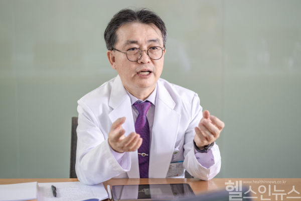 순천향대 부천병원 소화기내과 고봉민 교수가 염증성 장질환 ‘크론병’에 대해 설명하고 있다. (순천향대 부천병원 제공)