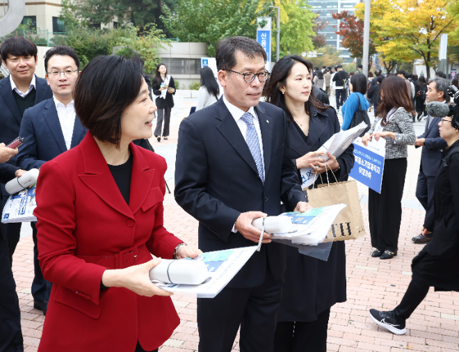 사진은 28일 서울 구로구 기업은행 구로동지점 인근에서 오영주 중소벤처기업부 장관(왼쪽)과 김성태 IBK기업은행장(오른쪽)이 출근길 가두 홍보 캠페인을 하고 있는 모습. ⓒ IBK기업은행