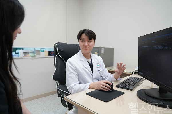 분당제생병원 소화기내과 서준영 과장이 환자에게 설명하고 있다. (분당제생병원 제공)