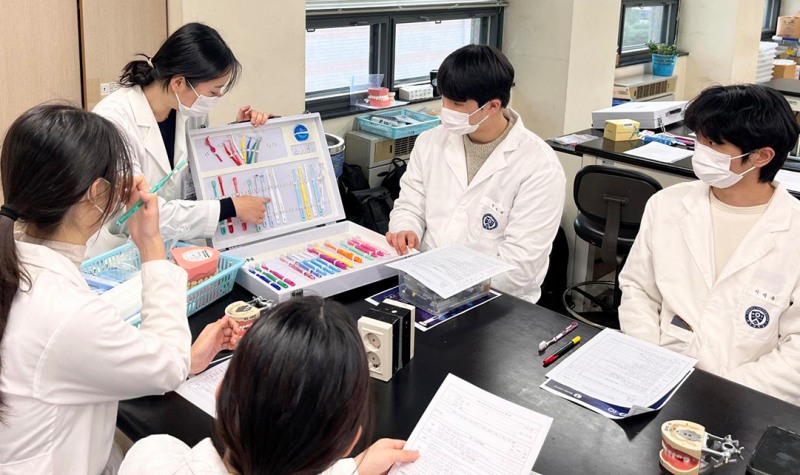 ▲라이온코리아 오랄케어 제품으로 실습 중인 연세대 치의학과 학생들(사진 제공: 라이온코리아)