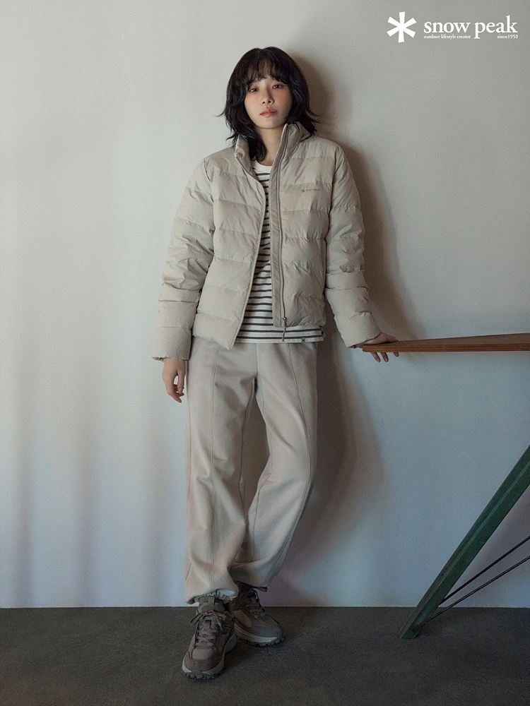 박규영의 랜드 에어 스탠드넥 경랑 다운 자켓 (스노우피크 제공)