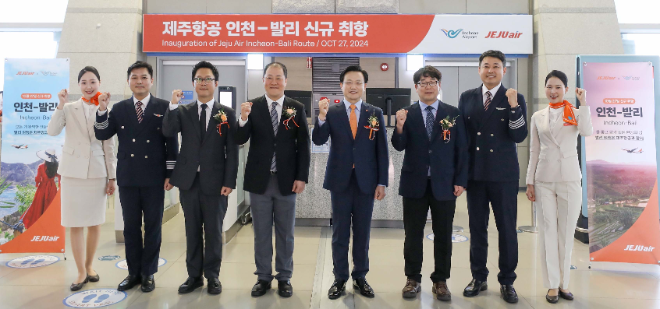 10월27일 오후 인천국제공항에서 진행된 제주항공 인천~발리 노선 신규취항식에 참석한 김이배 제주항공 대표이사(사진 오른쪽에서 네번째)와 정재필 제주항공 커머셜본부장(사진 왼쪽에서 네번째) 등 내·외빈들이 신규 취항편 승무원들과 기념촬영을 하고있다. ⓒ 제주항공