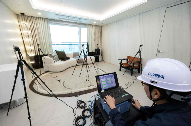 DL이앤씨 직원이 서울의 한 아파트에서 층간소음을 측정하고 있다. ⓒ DL이앤씨