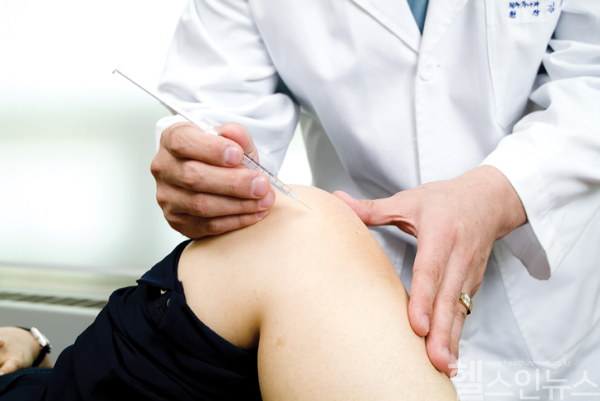 자생한방병원 의료진이 무릎관절염 환자에게 약침치료를 진행하고 있다. (자생한방병원 제공)