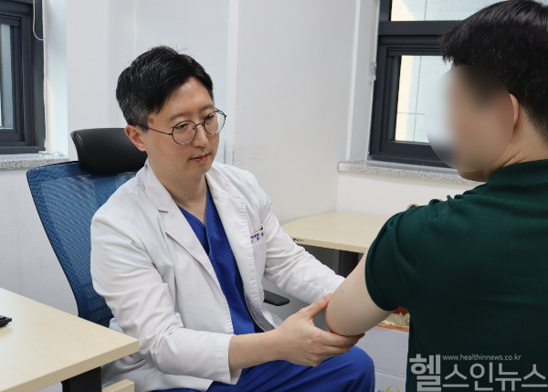 김호진 센텀종합병원 관절센터 과장이 환자를 진료하고 있다. (센텀종합병원 제공)