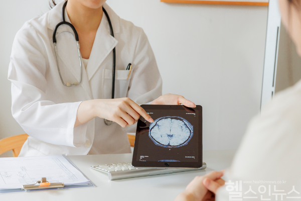 국내 뇌졸중 환자들 당뇨병과 흡연율 아직 높아... 평소 뇌졸중 진단과 치료, 예방위한 털저한 관리 필요해 (클립아트코리아)