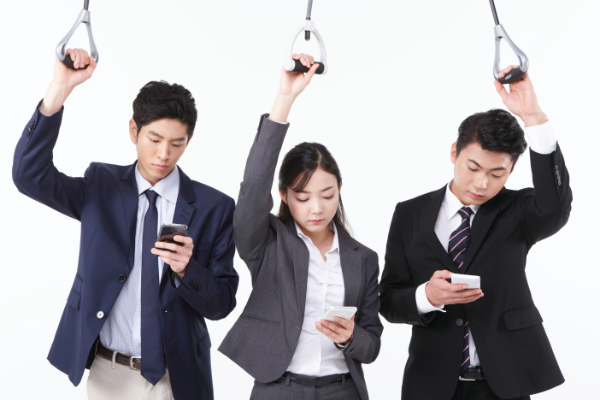 현대인들은 끊임없는 스마트폰 속 미디어 자극에 노출돼 있다. (클립아트코리아 제공)