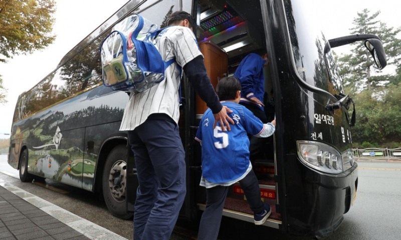한국시리즈 5차전 광주 원정 응원 나서는 삼성 대구팬들