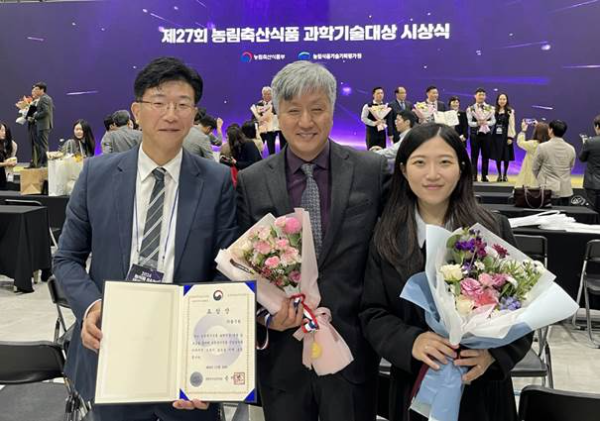 김태석 풀무원기술원 연구개발실장(사진 가운데)이 시상식 후 풀무원 관계자들과