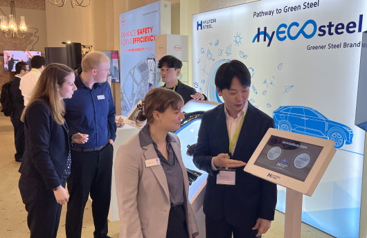 현대제철 연구원이 독일 ECB(Euro Car Body)에 참석한 글로벌 고객사들에게 탄소저감 자동차강판 제품을 설명하고 있는 모습. ⓒ 현대제철