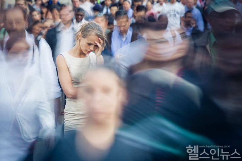 포모 증후군이 심화될수록 많은 사람과 소통하지만 사회적 고립감과 외로움은 깊어져 간다. (클립아트코리아)
