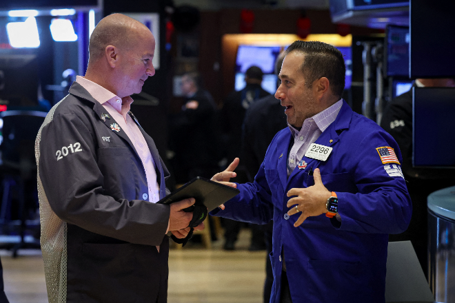 뉴욕증권거래소(NYSE)에서 트레이더들이 일하고 있다. 사진=연합뉴스