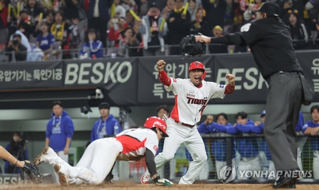 볼넷과 폭투로 동점 만든 KIA