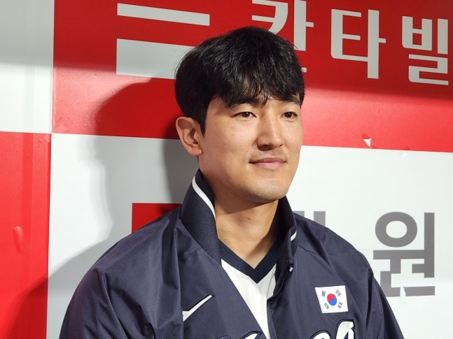 인터뷰하는 고영표