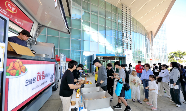 지난 27일 KBS전주방송총국 시민녹지광장에서 열린 ‘제15회 전북수학체험한마당’ 행사장에서 무료 시식회를 진행하고 있는 하림 푸드트럭 (하림 제공)