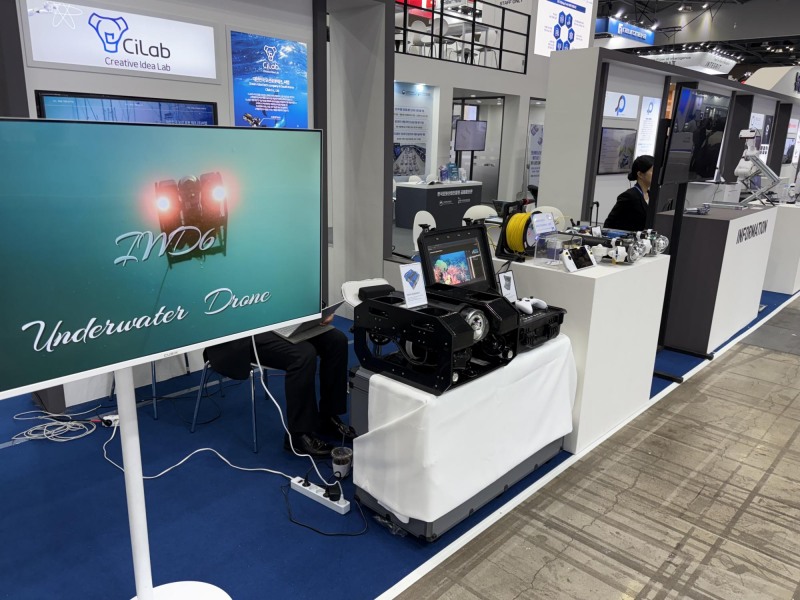 씨랩의 부스에 전시된 수중드론 가르다와 IWD8의 모습