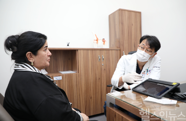 인천힘찬종합병원 정형외과 최문기 부원장이 수술 전 오칠로바 자밀라 라흐마토브나 씨를 진료하고 있다. (인천힘찬종합병원 제공)