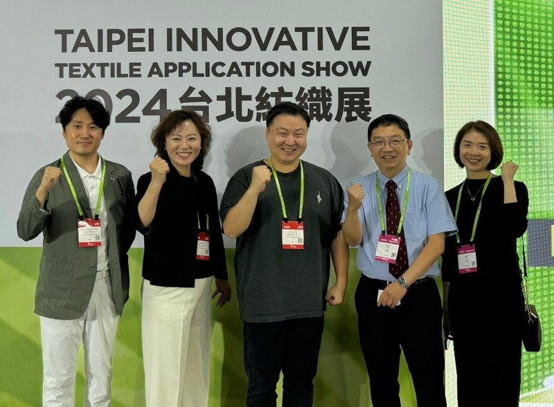 지난 17일 패션그룹형지 최준호 부회장이(가운데) ‘2024 대만 타이베이 신섬유 전시회(TITAS)을 참관한 뒤 대만섬유연맹(TTF, Taiwan Textile Federation) 마케팅 부서장 및 디렉터 등 관계자들과 기념 사진을 촬영하고 있다.