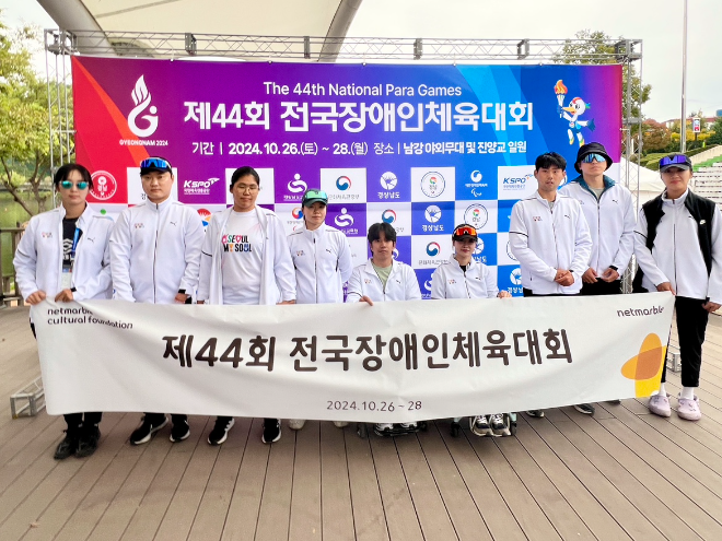 왼쪽부터 김정희 감독, 강이성 선수, 한은지 선수, 강현주 선수, 전숭보 선수, 임효신 선수, 이승주 선수, 이봉희 선수, 배지인 선수. ⓒ넷마블