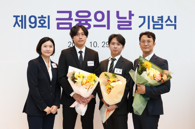 토스뱅크는 인터넷은행으로서 금융산업 발전에 기여한 공로를 인정받아, 총 3개 부문에서 수상했다고 29일 밝혔다. 사진은 총 3개 부문에서 대통령 표창 등을 수상한 토스뱅크 대표와 임직원들이 기념촬영을 하고 있는 모습. (왼쪽부터) 이은미 토스뱅크 대표, 송관석 토스뱅크 수신 트라이브 리더, 김준 토스뱅크 신용여신 트라이브 리더, 이정하 토스뱅크 정보보호최고책임자. (사진 = 토스뱅크 제공)