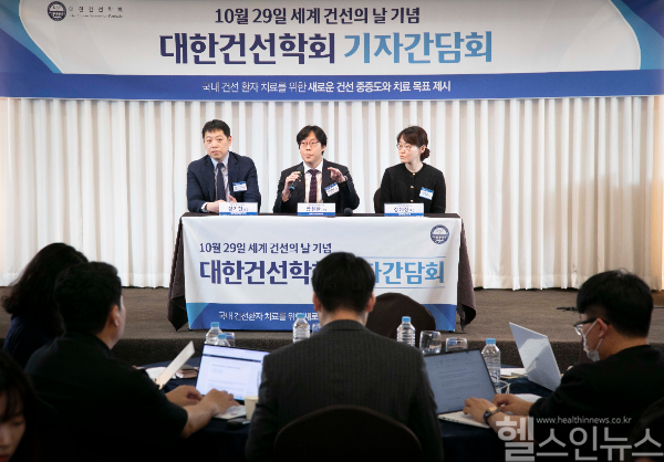 (왼쪽부터) 대한건선학회 보험이사 정기헌 교수, 대한건선학회 정보이사 방철환 교수, 대한건선학회 재무간사 정혜정 교수 (대한건선학회 제공)