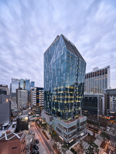 HL홀딩스 자회사 HL리츠운용은 서울 핵심 업무 권역 중 하나인 시청·광화문 지역(CBD) 소재 ‘센터플레이스’를 매입했다고 29일 밝혔다. 사진은 센터플레이스의 전경. (사진 = HL홀딩스 제공)