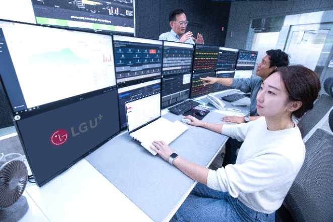 LG유플러스는 29일 오전 서울 강서구 LG사이언스파크 마곡사옥에 위치한 '통합관제센터'를 언론에 최초로 공개하고, 네트워크 운영과 고객 서비스 품질 향상을 위한 자동화 운용 사례를 소개했다. 사진은 LG유플러스 임직원들이 통합관제센터에서 최상의 네트워크 품질을 제공하기 위해 이상상황에 대응하고 있는 모습. (사진 = LG유플러스 제공)