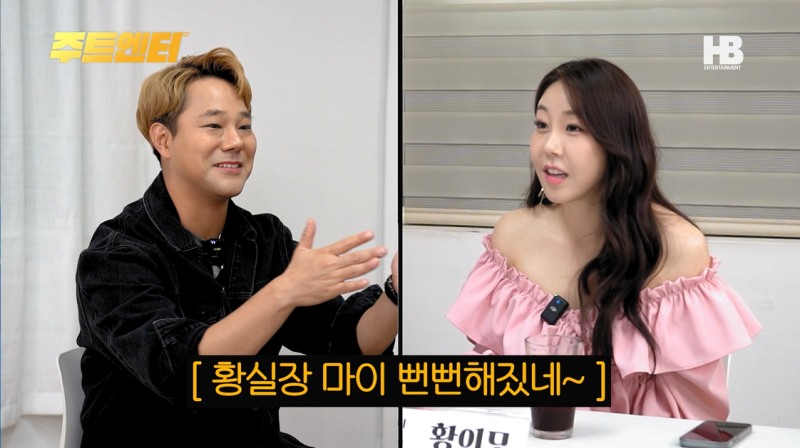 사진='주트엔터'의 황실장 황인선(우)과 이야기를 하는 드럼의 신 서유호(우) / 출처=〈주간트로트〉 영상 캡처