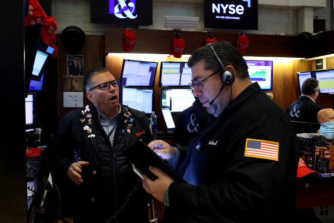 뉴욕증권거래소(NYSE)에서 트레이더들이 일하는 모습. 사진=로이터