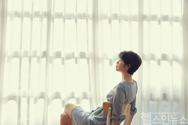 피로감이 개선되지 않고 자꾸만 온몸에 힘이 빠지는 것 같다면 중증근무력증을 의심해 볼 수 있다. 단순 무기력감과 달리 '근력약화'에 기복이 있다면 의심할 수 있어 (클립아트코리아)