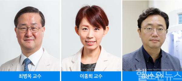 (왼쪽부터) 최병옥 삼성서울병원 신경과 교수, 이종희 피부과 교수와 김상우 연세대학교 신소재공학과 교수 (삼성서울병원 제공)