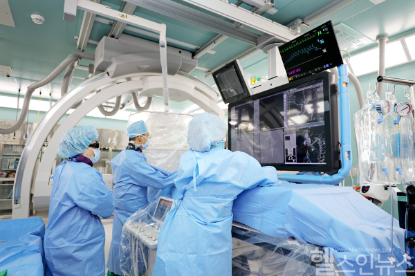 뇌동맥류 치료를 위해 혈류변환스텐트 시술을 시행하고 있는 박정현 한림대학교동탄성심병원 신경외과 교수 (한림대학교동탄성심병원 제공)