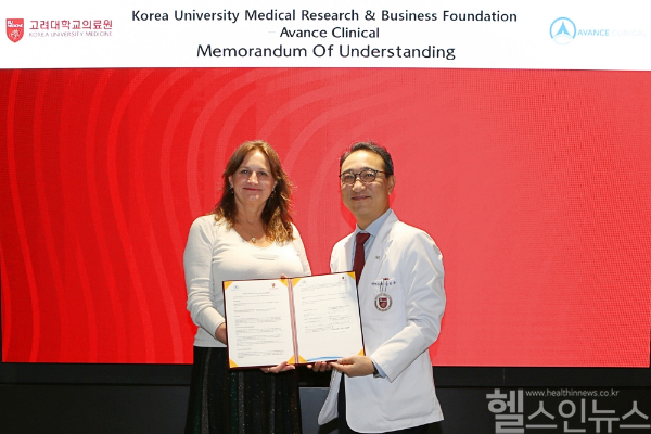 (좌측부터) 룽거스하우젠 아반스 클리니컬 CEO, 김학준 고려대학교 의료원산학협력단장 (고려대의료원 제공)