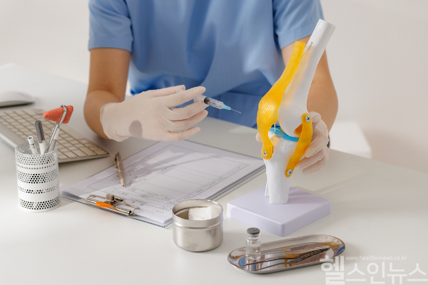 대표적인 무릎 관절염 주사치료, 코르티코스테로이드는 주사 후 4~6주 단기적 효과... 히알루론산 주사 치료는 3개우러 이상 장기적 효과가 확인됐다. (클립아트코리아)